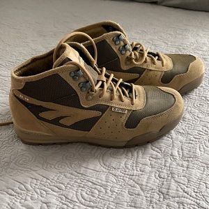 Men’s size 9 Hi-Tech Brown